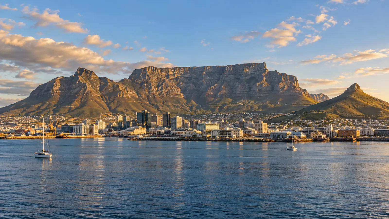 Illustrazione in stile fotografico del lungomare di Cape Town e di Table Mountain alla luce calda della sera.